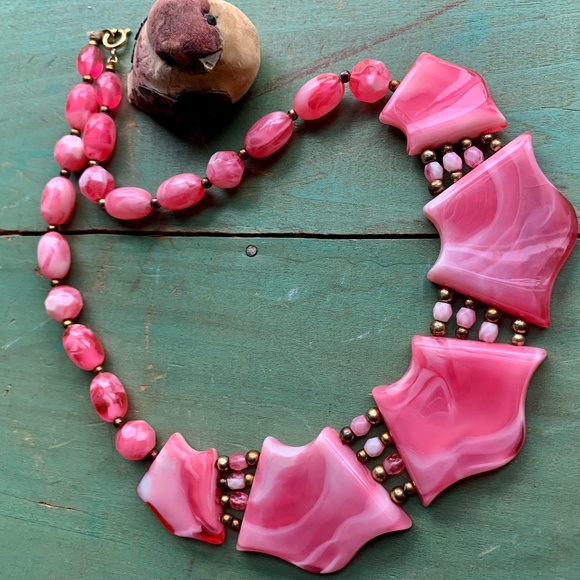 💖 Mid-Century Bubble Gum Pink Swirl Lucite Necklace - Pink 60s Lucite Necklace - Picture 1 of 9